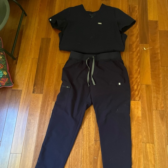 FIGS Scrub Set - Picture 2 of 4